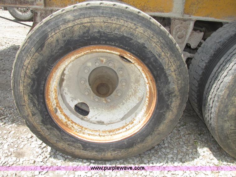 image for item F7470 1995 Borco end dump trailer