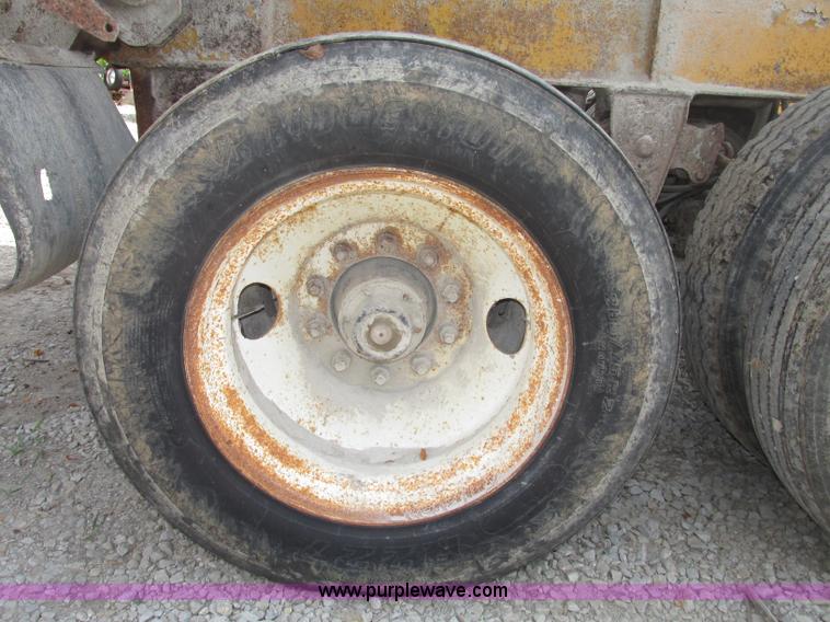 image for item F7470 1995 Borco end dump trailer