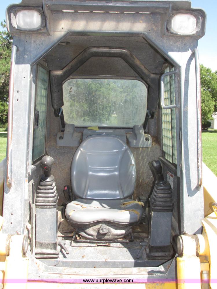 image for item F7494 2006 Gehl 6640E skid steer