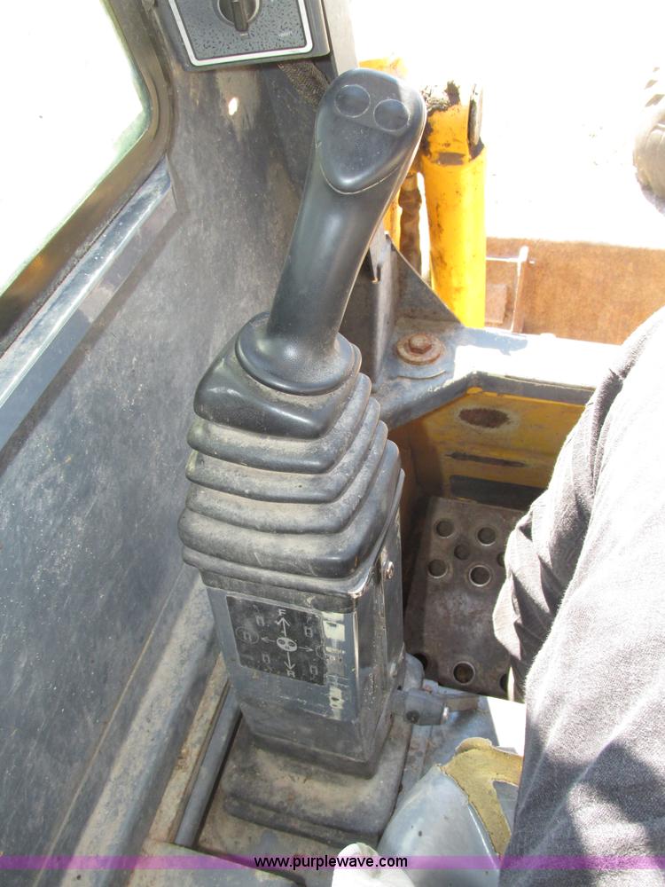 image for item F7494 2006 Gehl 6640E skid steer