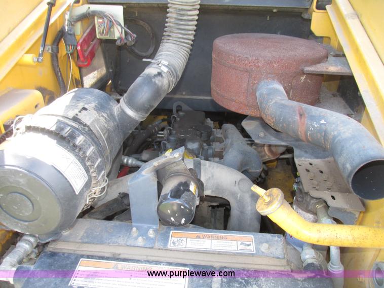 image for item F7494 2006 Gehl 6640E skid steer