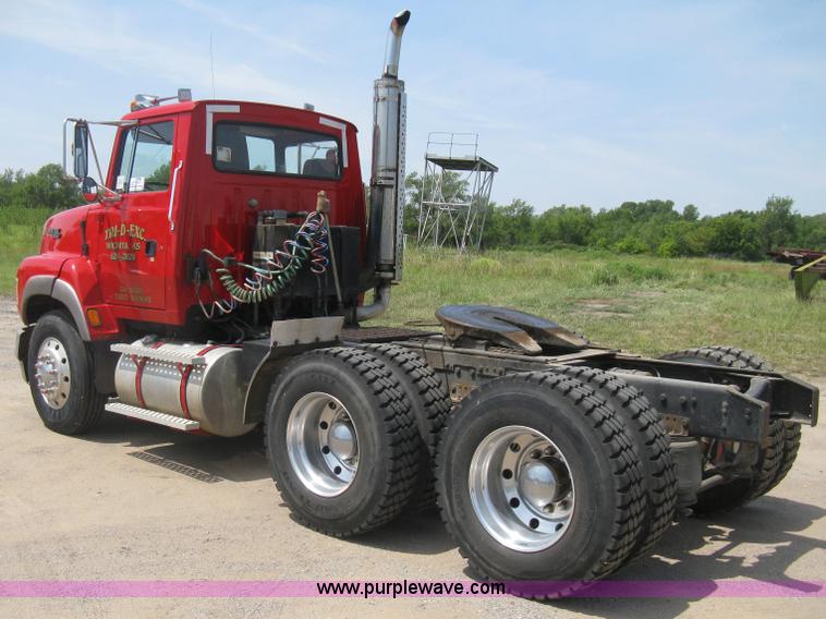 image for item H5272 1995 Ford Aeromax L9000 semi truck