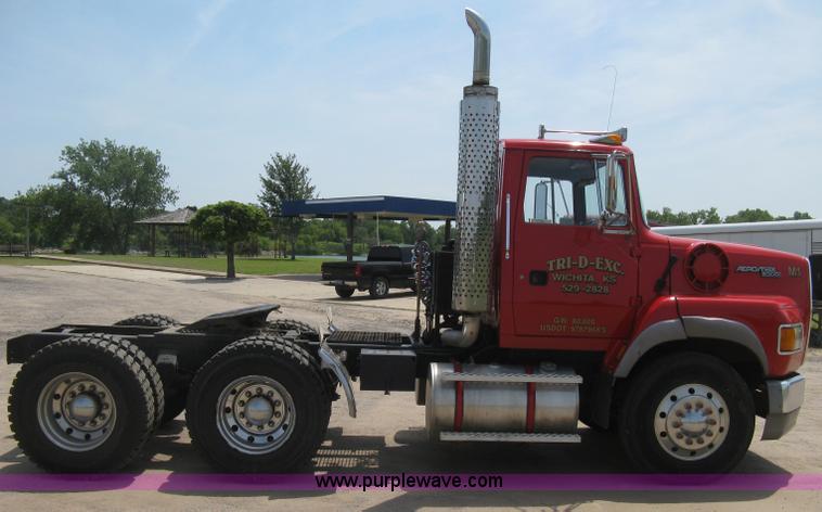image for item H5272 1995 Ford Aeromax L9000 semi truck