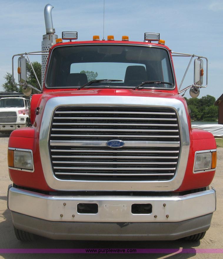 image for item H5272 1995 Ford Aeromax L9000 semi truck