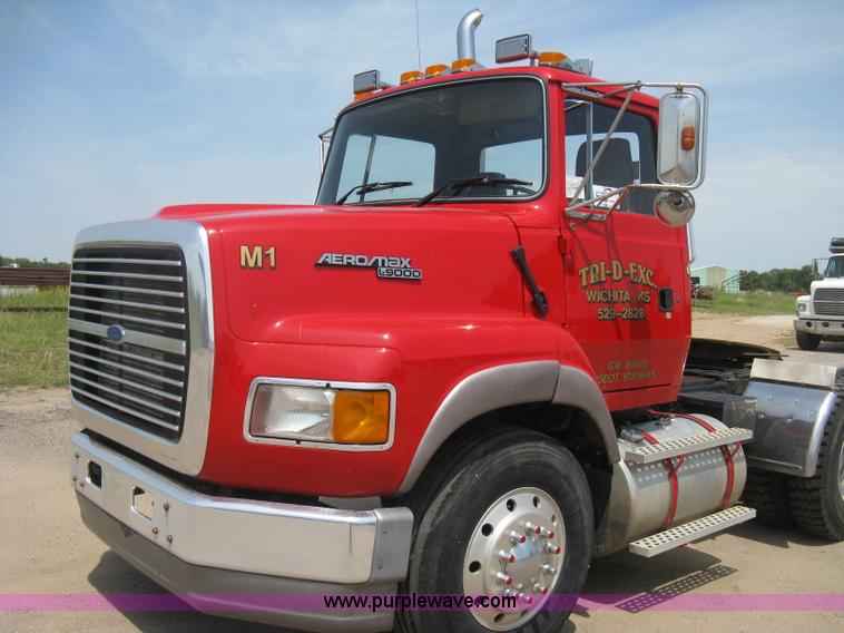 image for item H5272 1995 Ford Aeromax L9000 semi truck