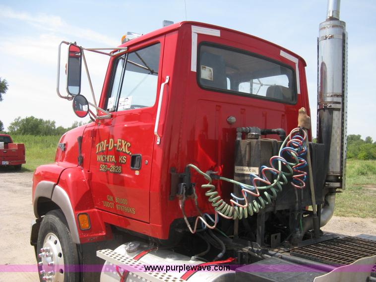 image for item H5272 1995 Ford Aeromax L9000 semi truck