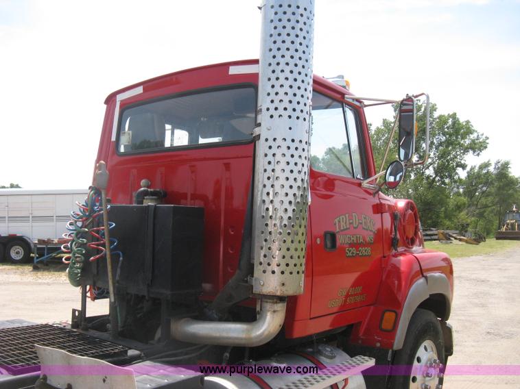 image for item H5272 1995 Ford Aeromax L9000 semi truck