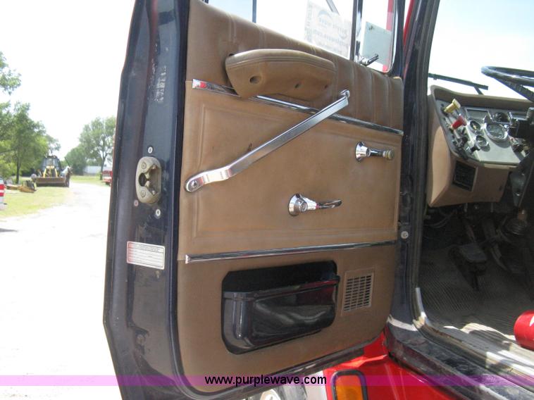 image for item H5272 1995 Ford Aeromax L9000 semi truck