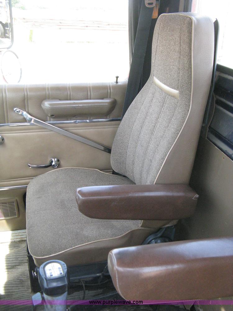 image for item H5272 1995 Ford Aeromax L9000 semi truck