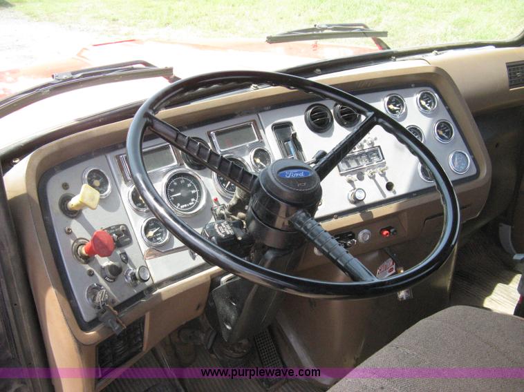 image for item H5272 1995 Ford Aeromax L9000 semi truck