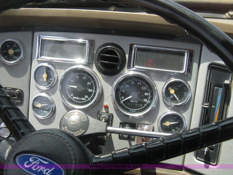 image for item H5272 1995 Ford Aeromax L9000 semi truck