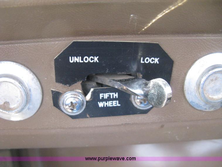 image for item H5272 1995 Ford Aeromax L9000 semi truck