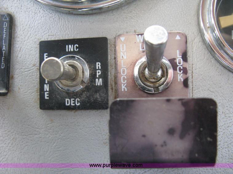 image for item H5272 1995 Ford Aeromax L9000 semi truck