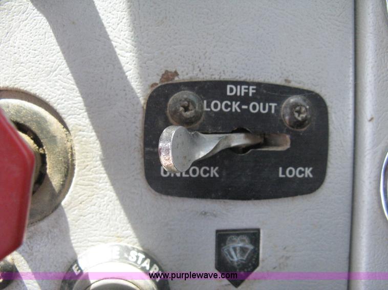 image for item H5272 1995 Ford Aeromax L9000 semi truck