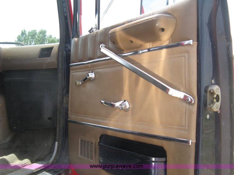 image for item H5272 1995 Ford Aeromax L9000 semi truck