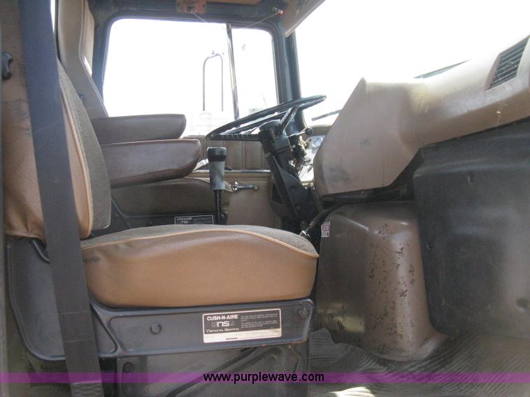 image for item H5272 1995 Ford Aeromax L9000 semi truck