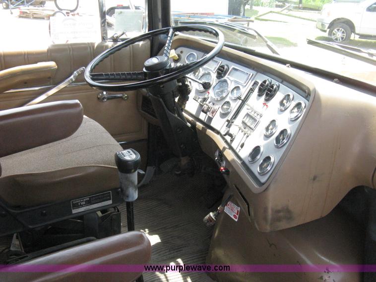 image for item H5272 1995 Ford Aeromax L9000 semi truck