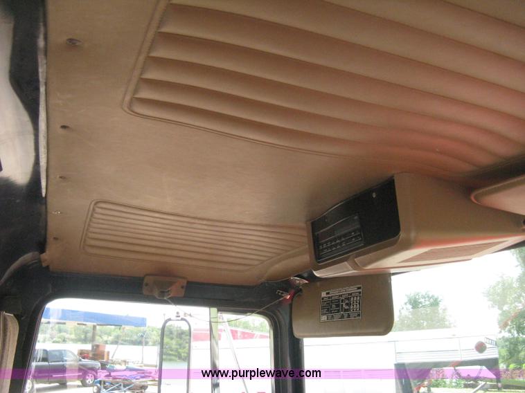 image for item H5272 1995 Ford Aeromax L9000 semi truck