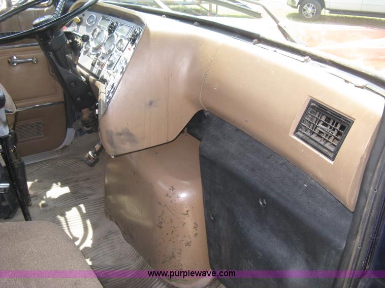 image for item H5272 1995 Ford Aeromax L9000 semi truck