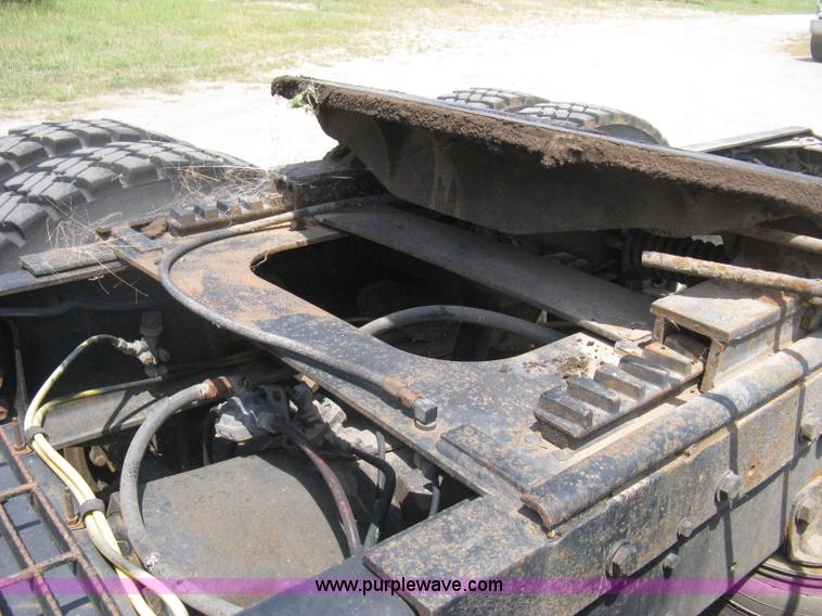 image for item H5272 1995 Ford Aeromax L9000 semi truck