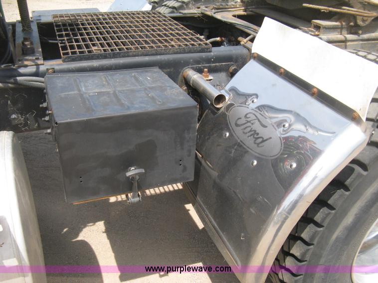 image for item H5272 1995 Ford Aeromax L9000 semi truck
