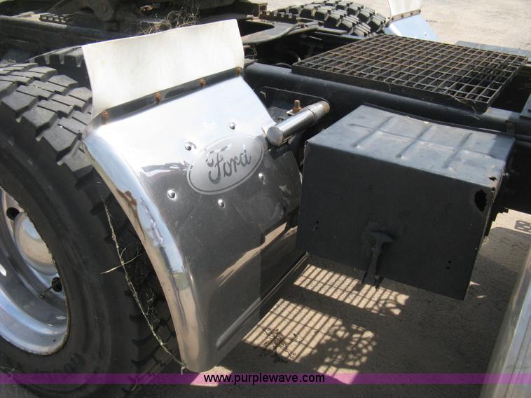 image for item H5272 1995 Ford Aeromax L9000 semi truck