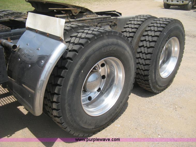 image for item H5272 1995 Ford Aeromax L9000 semi truck