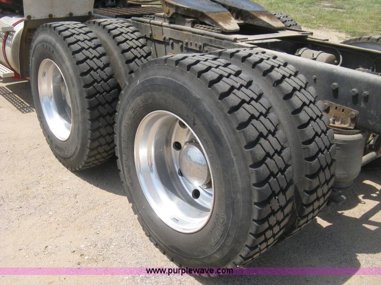 image for item H5272 1995 Ford Aeromax L9000 semi truck