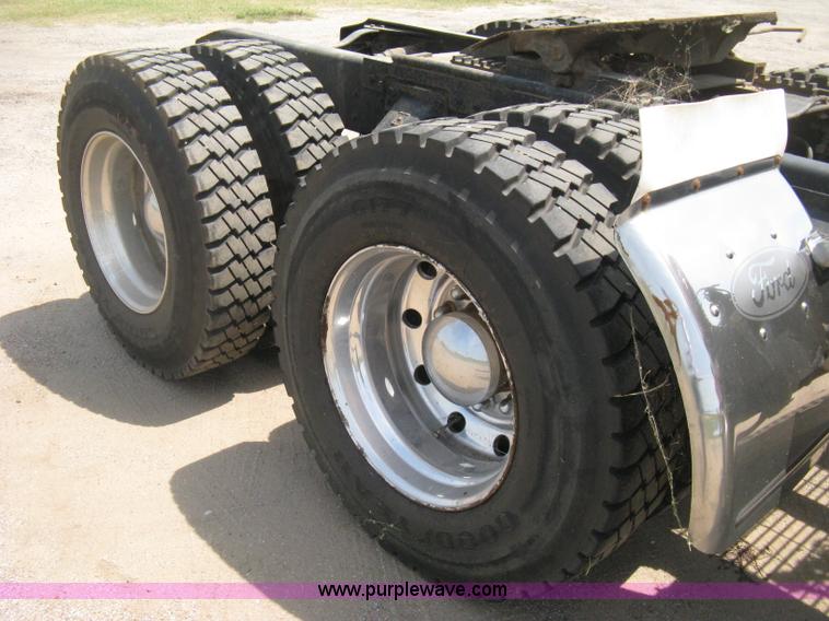 image for item H5272 1995 Ford Aeromax L9000 semi truck