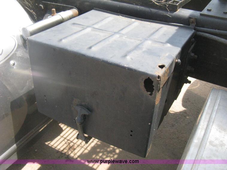 image for item H5272 1995 Ford Aeromax L9000 semi truck