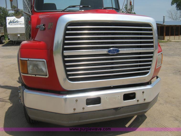 image for item H5272 1995 Ford Aeromax L9000 semi truck