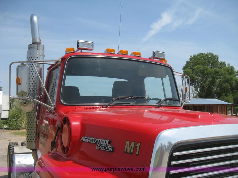 image for item H5272 1995 Ford Aeromax L9000 semi truck