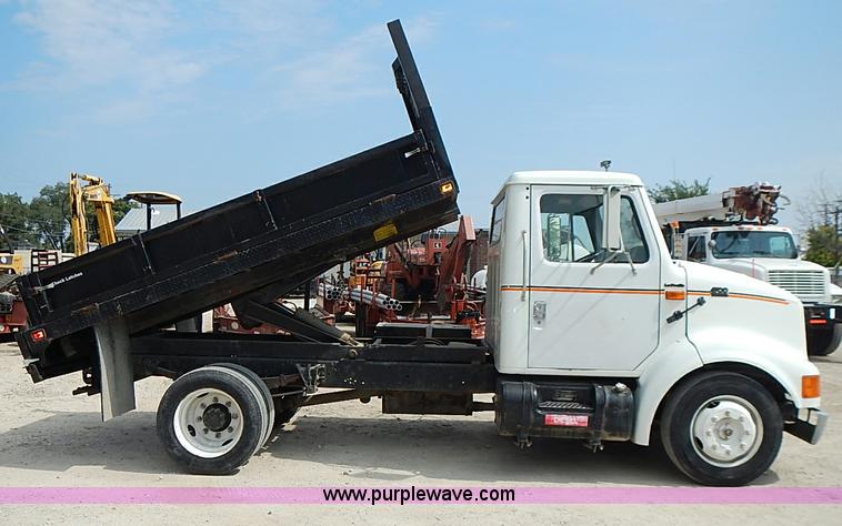 image for item I3549 1995 International 4700 Lo Profile flatbed truck