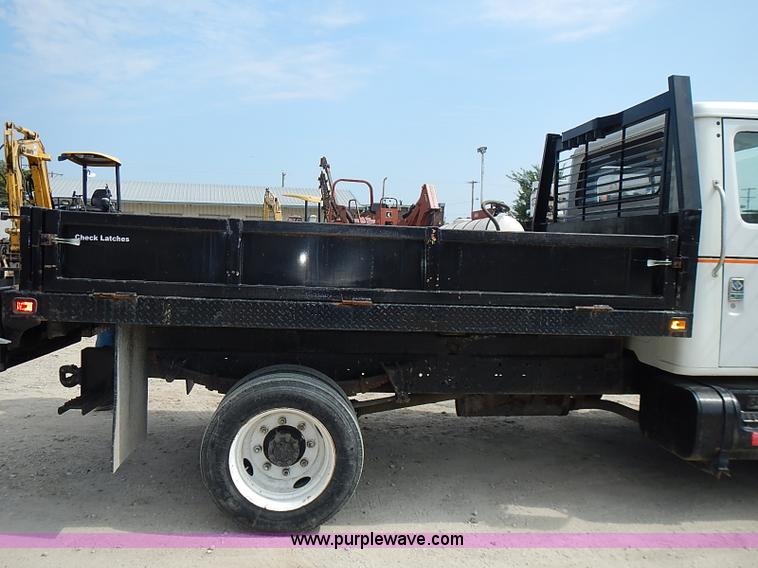 image for item I3549 1995 International 4700 Lo Profile flatbed truck