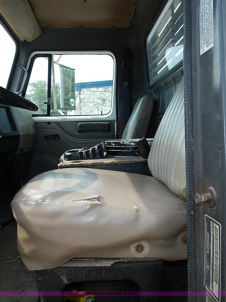 image for item I3549 1995 International 4700 Lo Profile flatbed truck