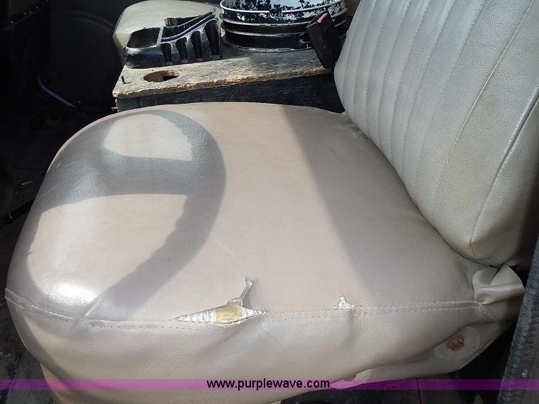 image for item I3549 1995 International 4700 Lo Profile flatbed truck