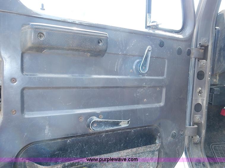 image for item I3549 1995 International 4700 Lo Profile flatbed truck