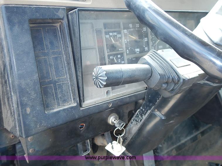 image for item I3549 1995 International 4700 Lo Profile flatbed truck