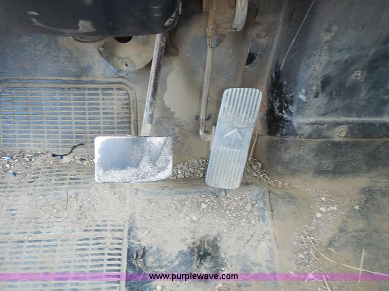 image for item I3549 1995 International 4700 Lo Profile flatbed truck