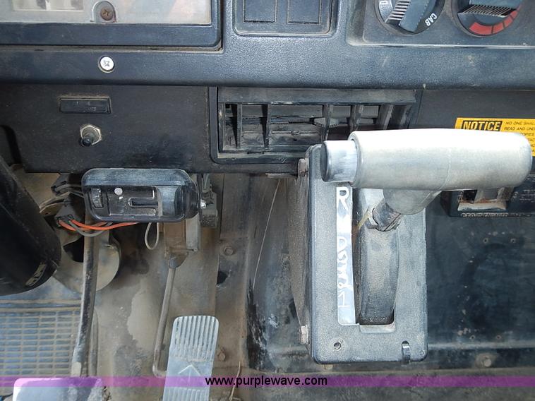 image for item I3549 1995 International 4700 Lo Profile flatbed truck