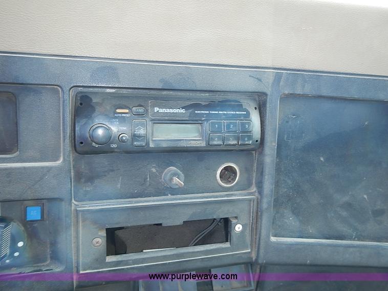 image for item I3549 1995 International 4700 Lo Profile flatbed truck