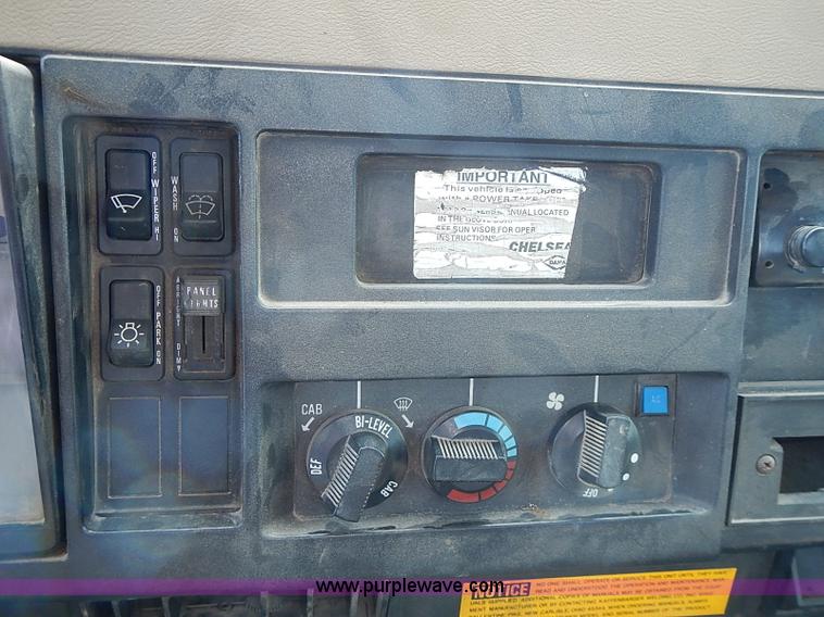 image for item I3549 1995 International 4700 Lo Profile flatbed truck