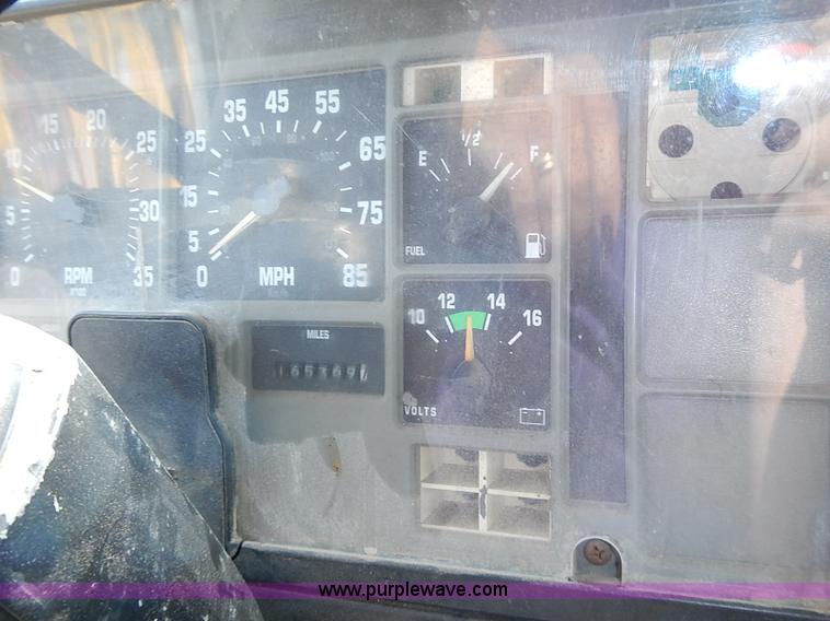 image for item I3549 1995 International 4700 Lo Profile flatbed truck