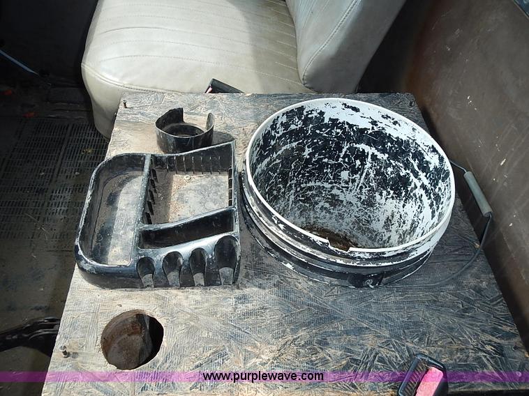 image for item I3549 1995 International 4700 Lo Profile flatbed truck