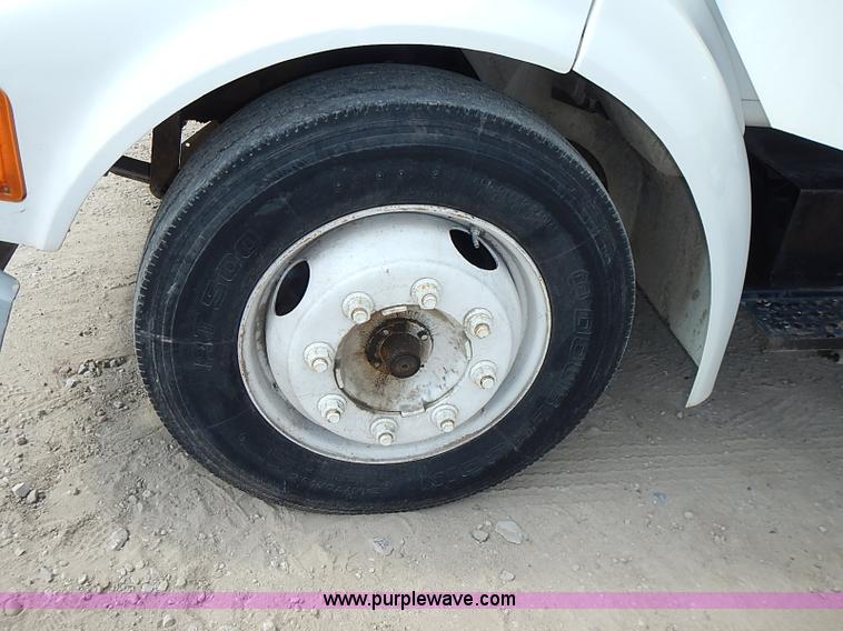 image for item I3549 1995 International 4700 Lo Profile flatbed truck