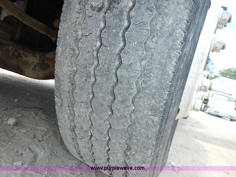 image for item I3549 1995 International 4700 Lo Profile flatbed truck