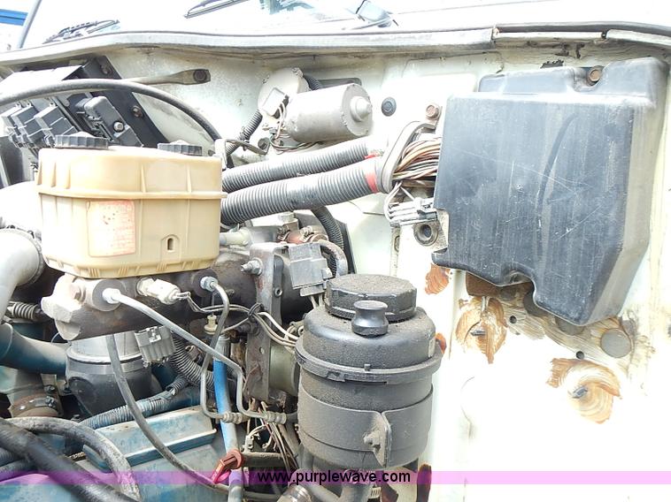 image for item I3549 1995 International 4700 Lo Profile flatbed truck