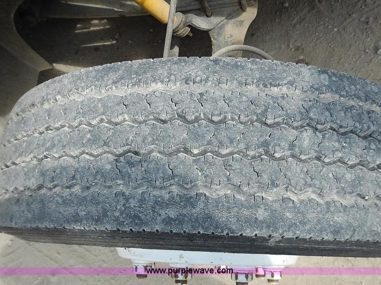 image for item I3549 1995 International 4700 Lo Profile flatbed truck