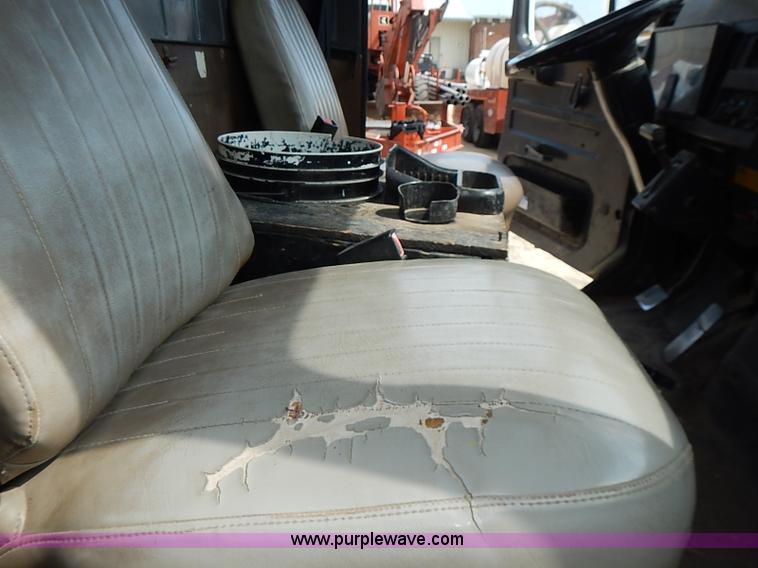 image for item I3549 1995 International 4700 Lo Profile flatbed truck