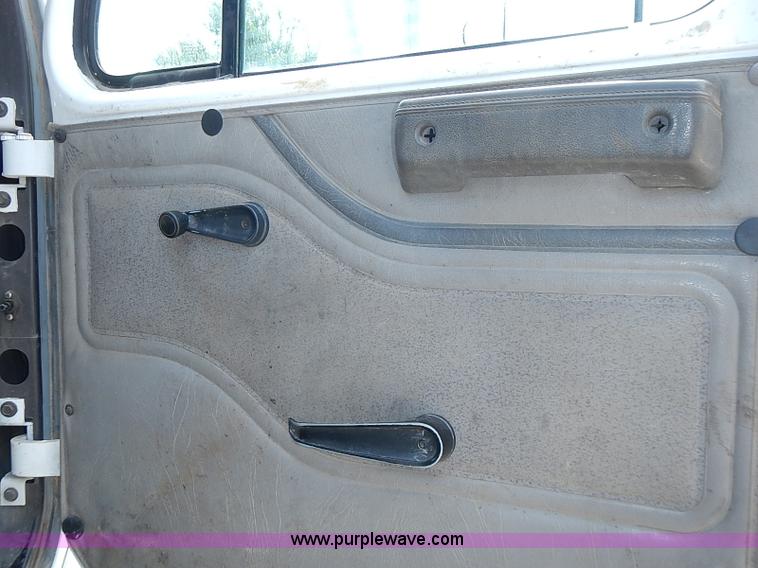 image for item I3549 1995 International 4700 Lo Profile flatbed truck